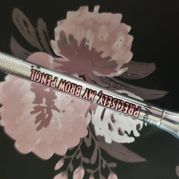 BENEFIT COSMETICS PRECISELY, MY BROW EYEBROW ULTRA-FINE DEFINING PENCIL. - Picture 5 of 9